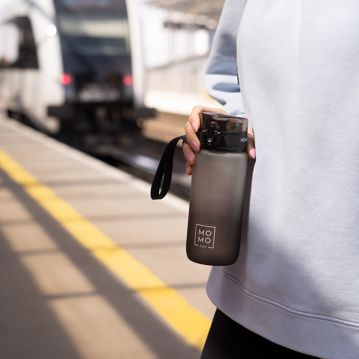 Wasserflasche 0.6L grau-schwarz | Geschenkidee | BPA free | Tritan