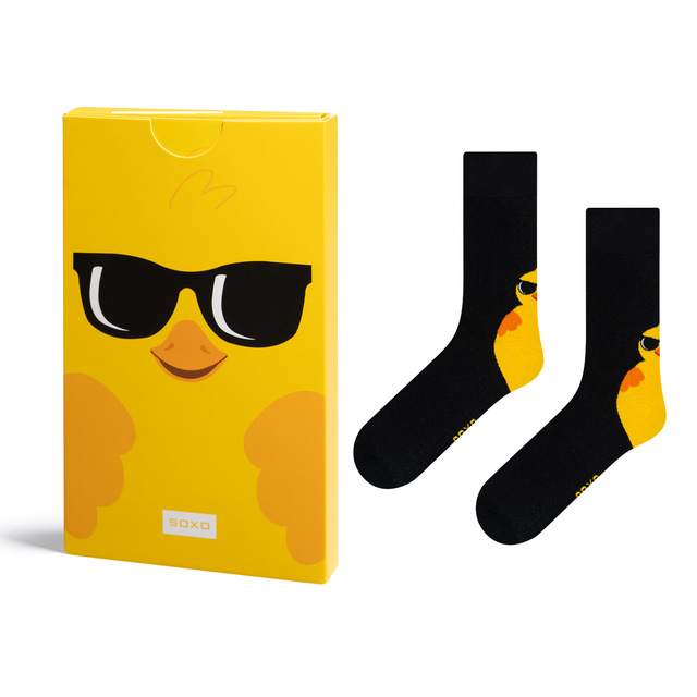 Socken mit Hühner-Motiv in einer Grußkarten-Verpackung