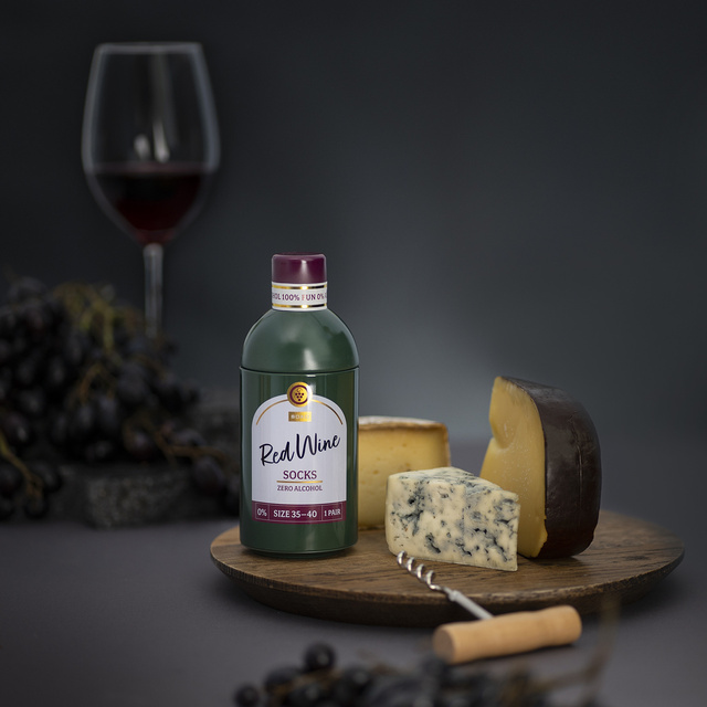 Socken mit Rotwein-Motiv in Flaschenverpackung